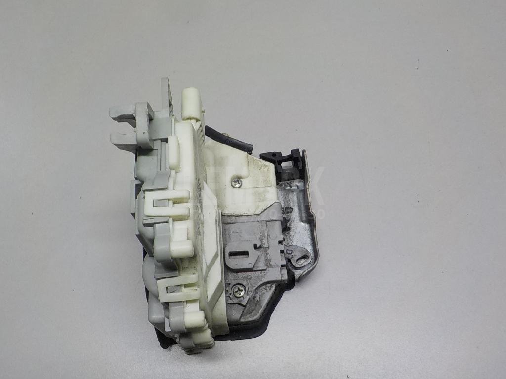 Замок двери передней правой