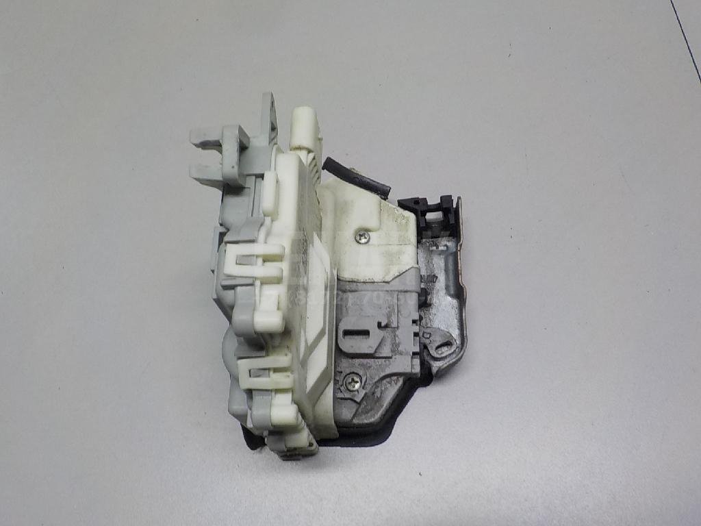 Замок двери передней правой