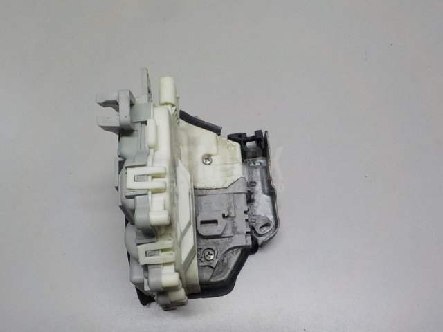 Замок двери передней правой