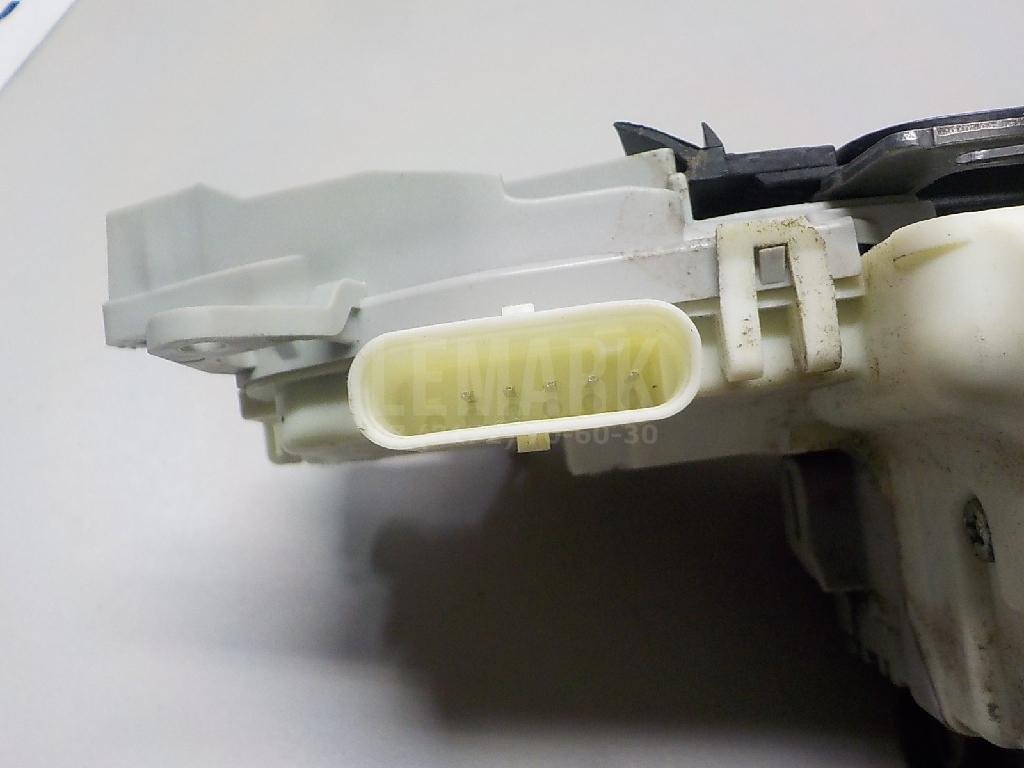 Замок двери передней правой