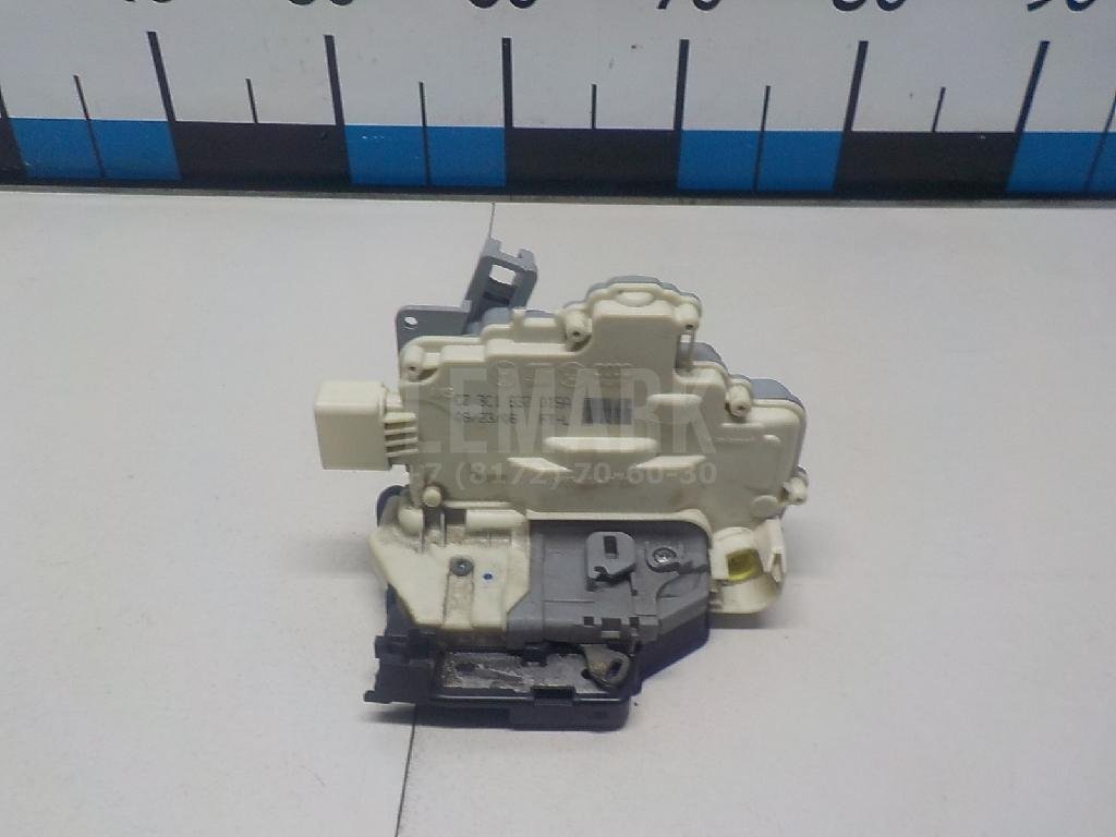 Замок двери передней левой