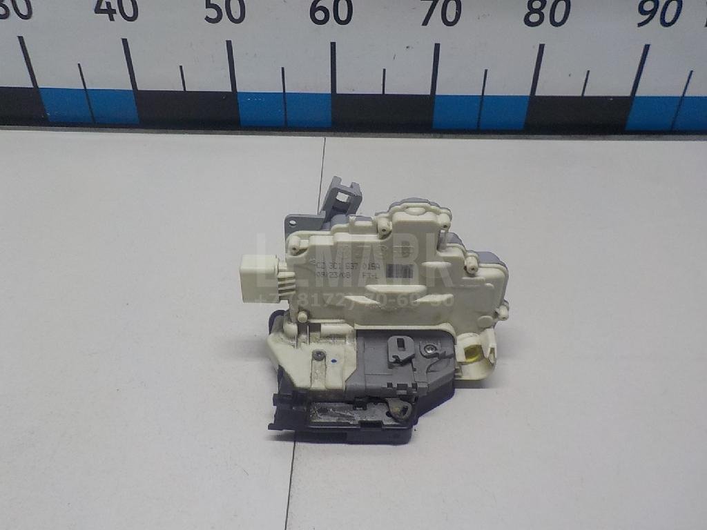 Замок двери передней левой