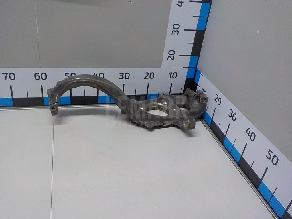 Кулак поворотный передний правый