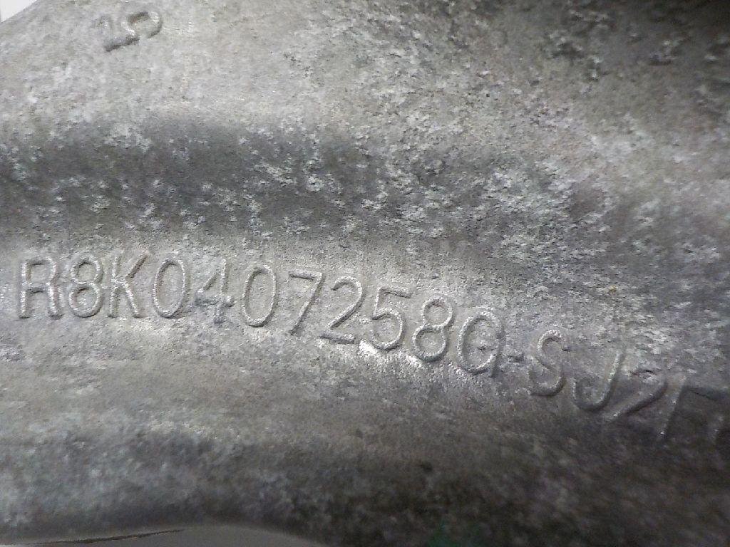 Кулак поворотный передний правый