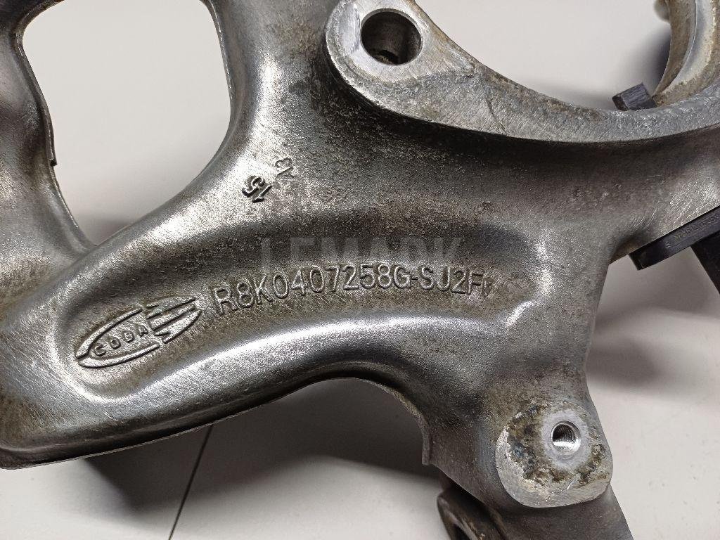 Кулак поворотный передний правый