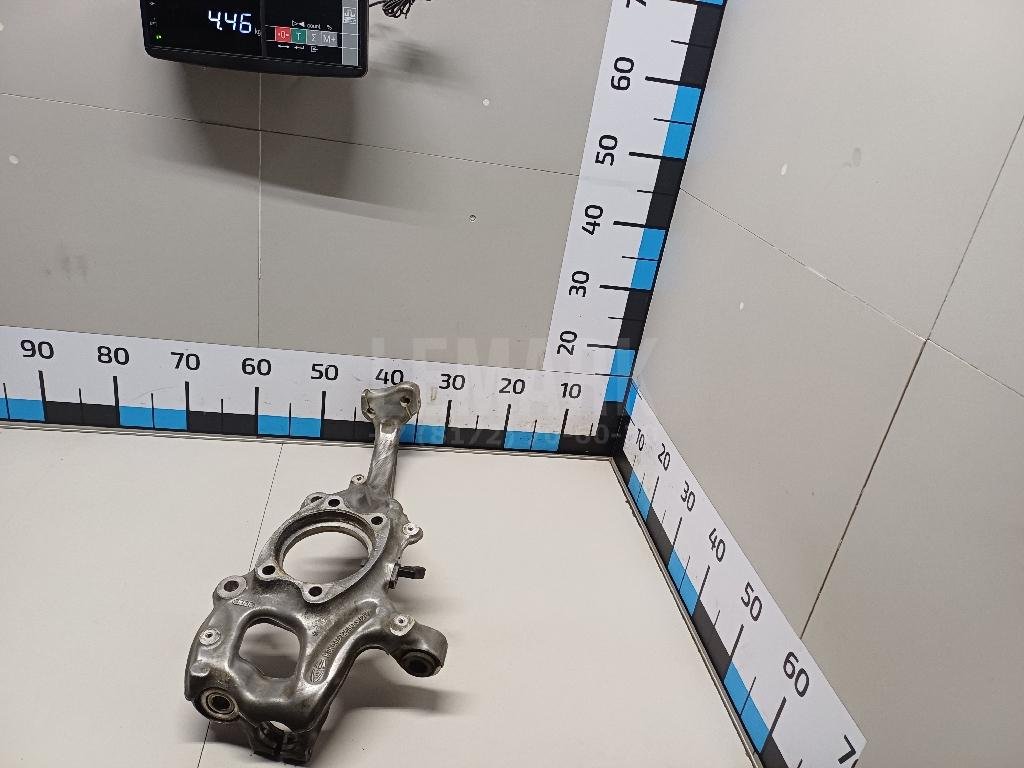 Кулак поворотный передний правый