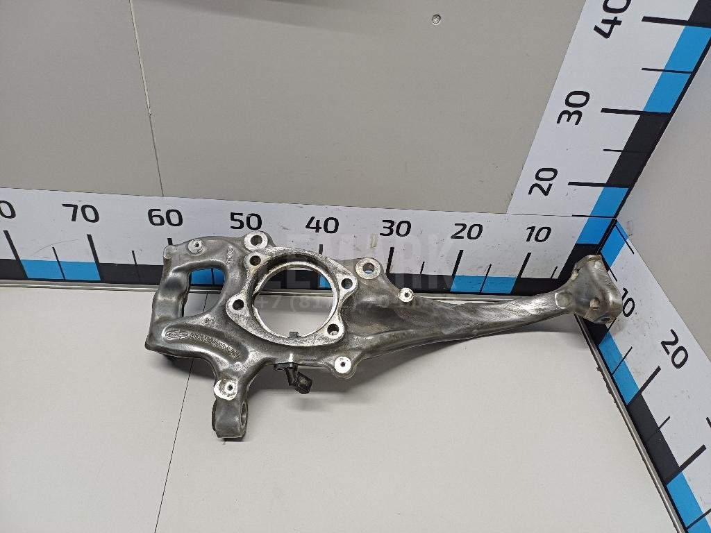 Кулак поворотный передний правый