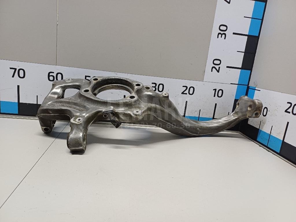 Кулак поворотный передний правый