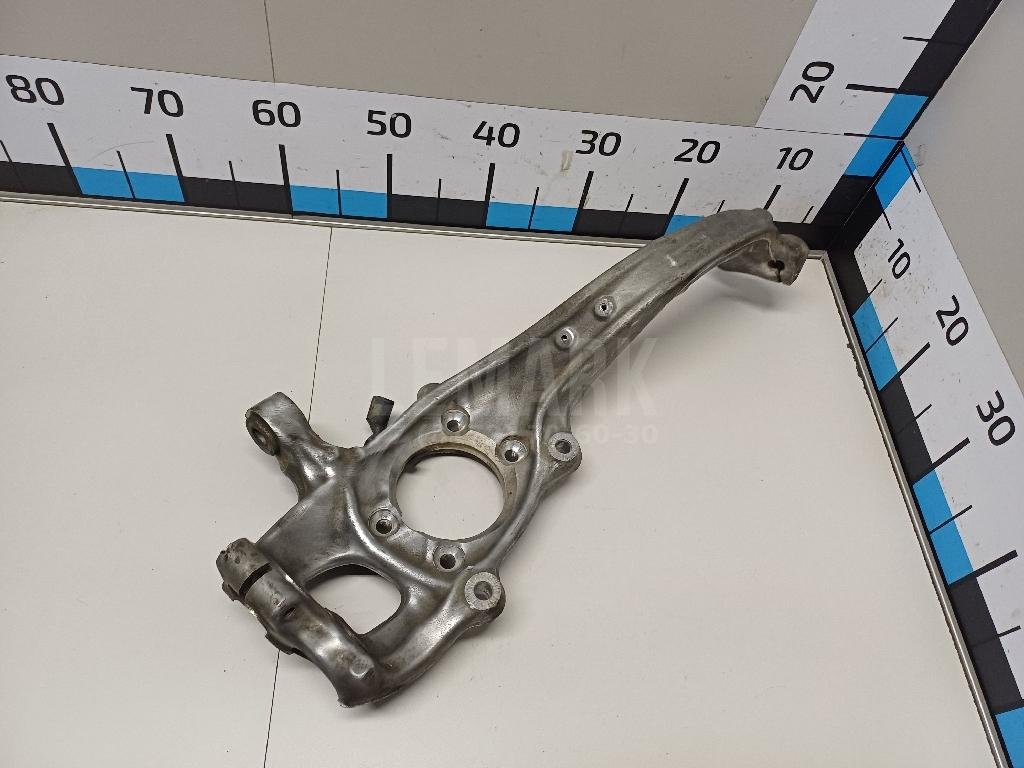 Кулак поворотный передний правый