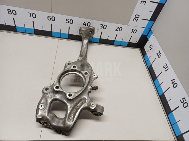 Кулак поворотный передний правый