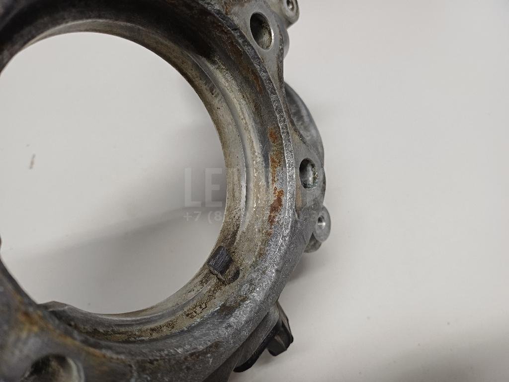 Кулак поворотный передний правый