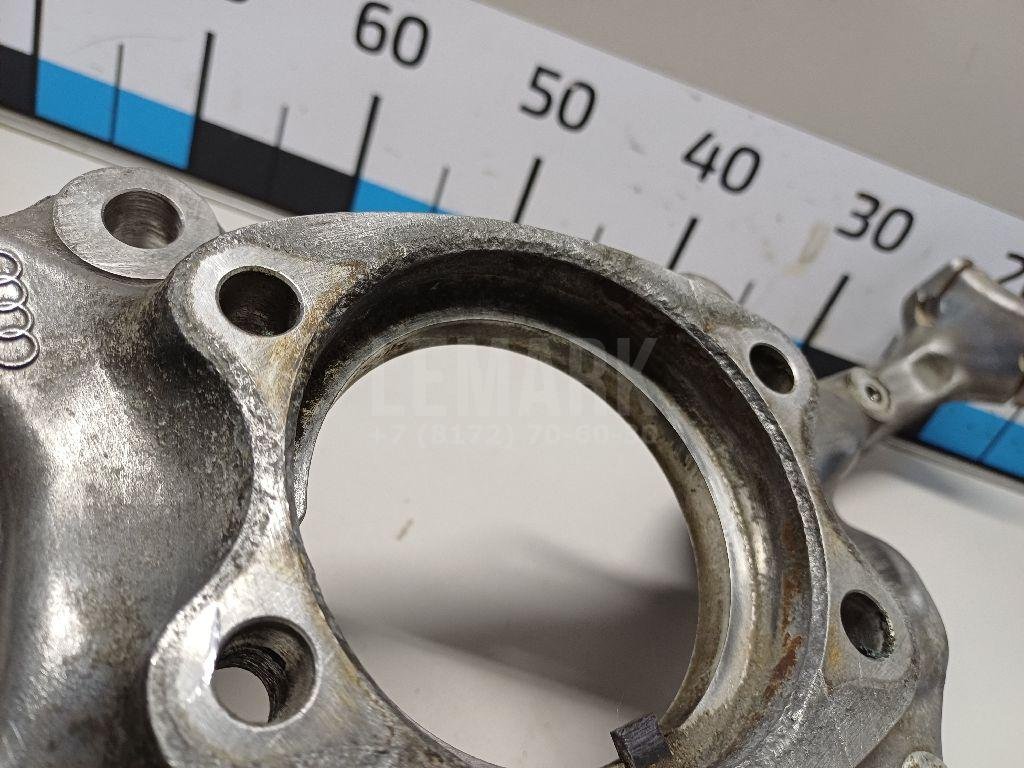 Кулак поворотный передний правый