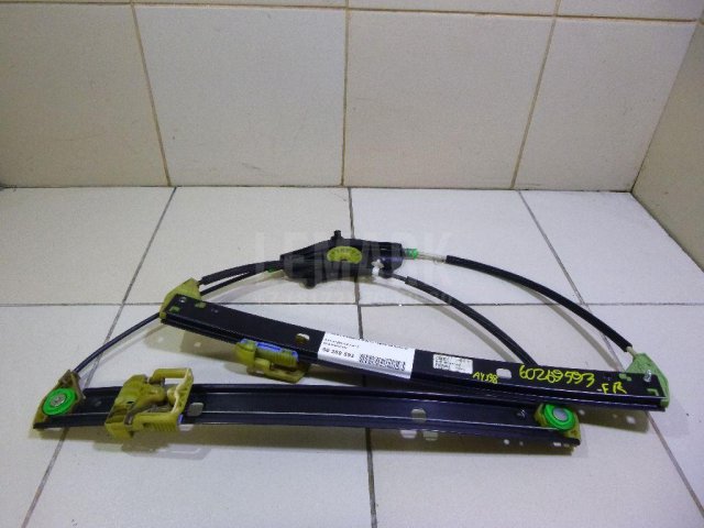 Стеклоподъемник электр. передний правый