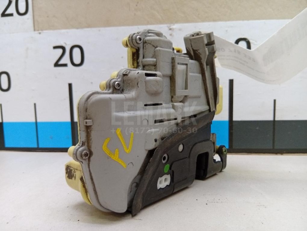 Замок двери передней левой