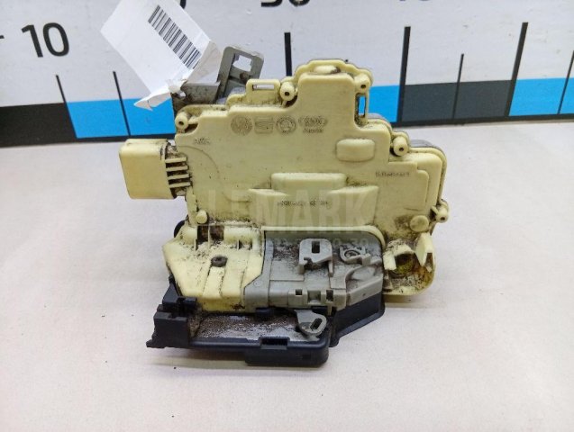 Замок двери передней левой