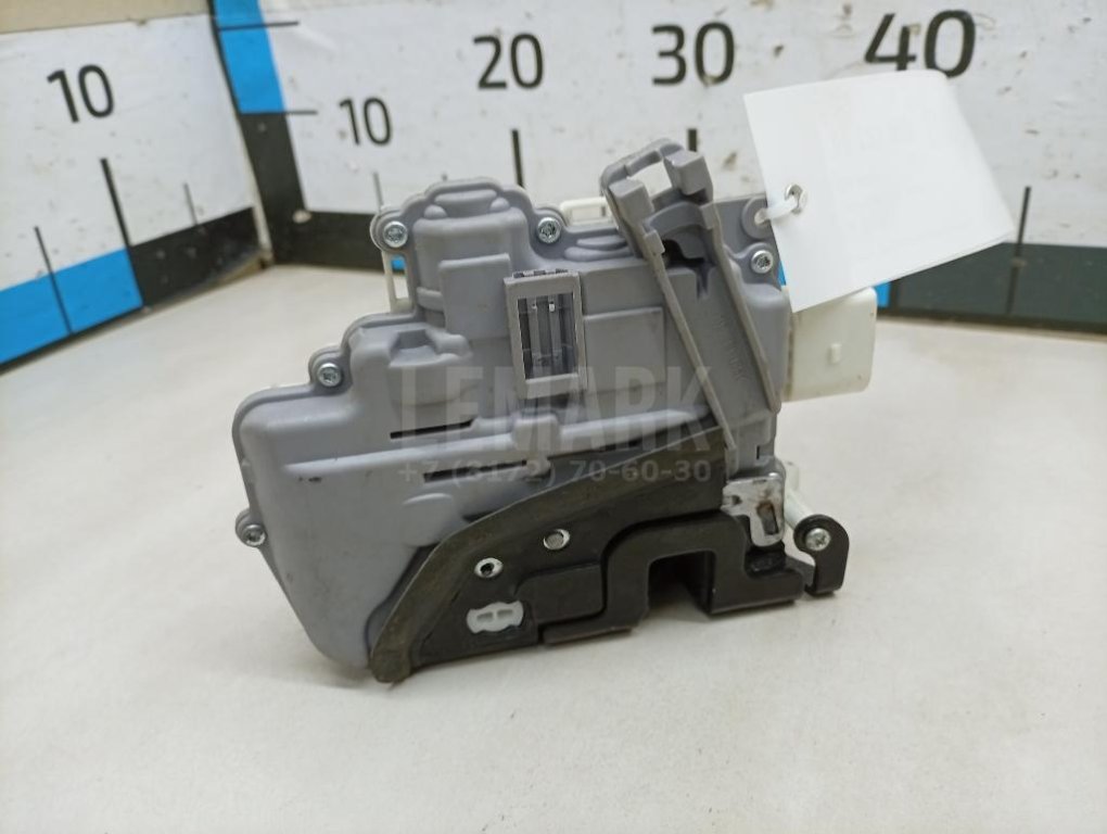 Замок двери передней левой