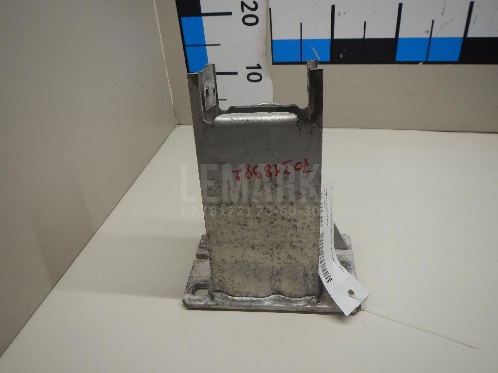 Кронштейн усилителя переднего бампера правый