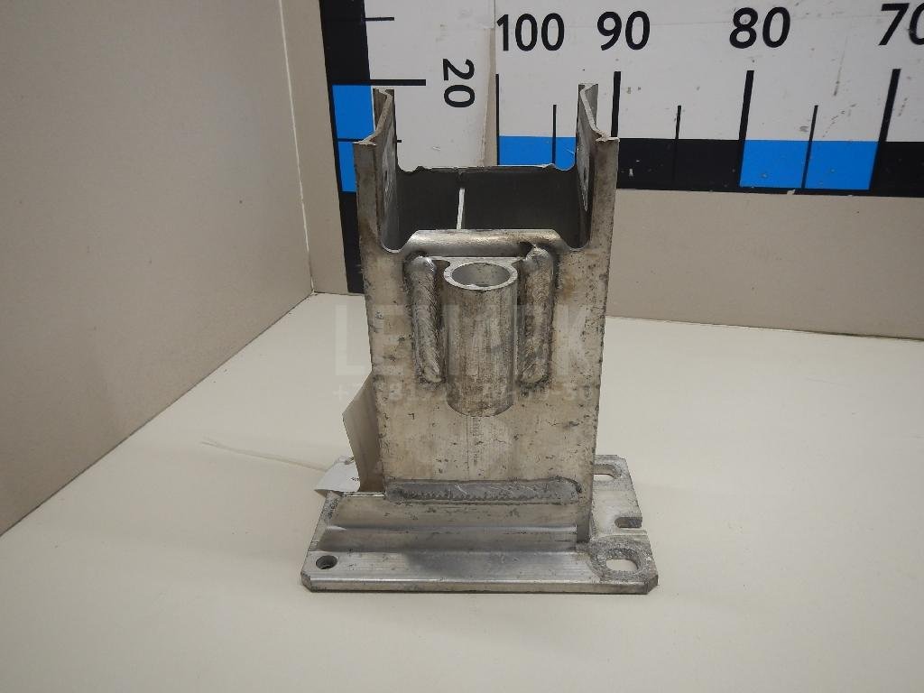 Кронштейн усилителя переднего бампера правый