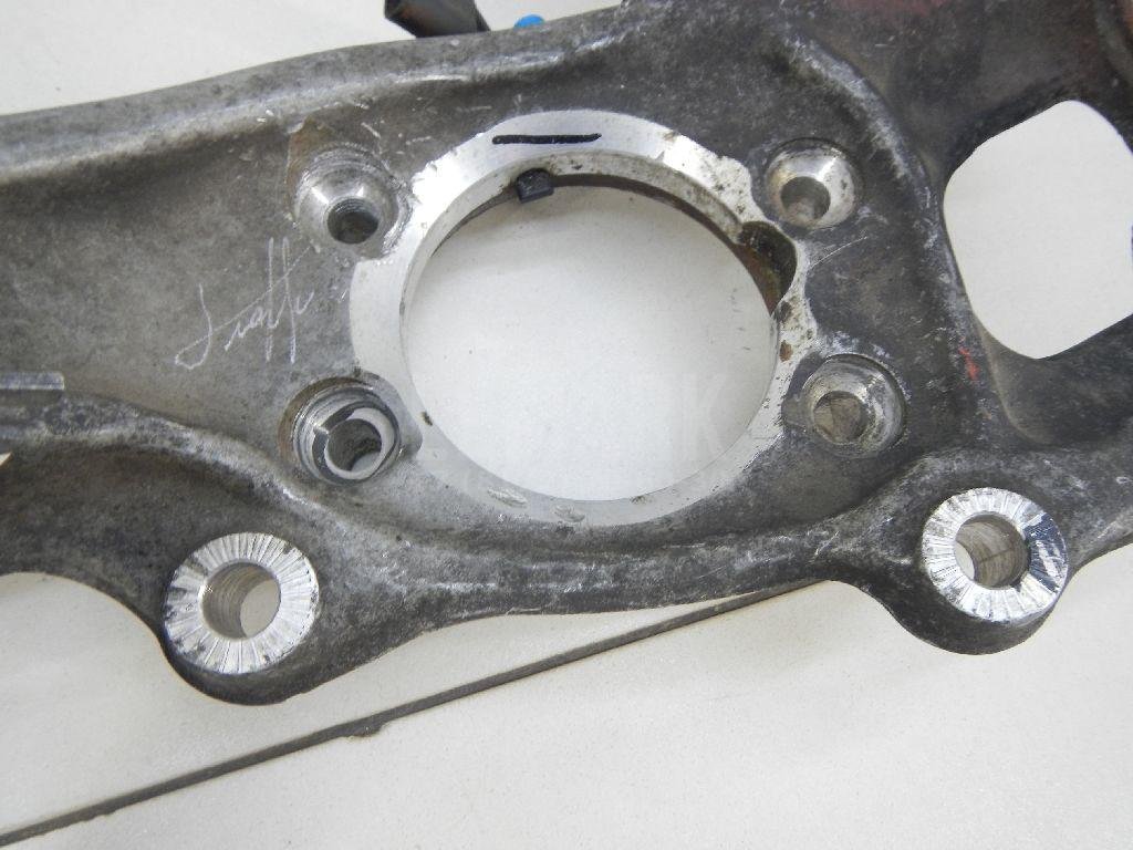 Кулак поворотный передний левый