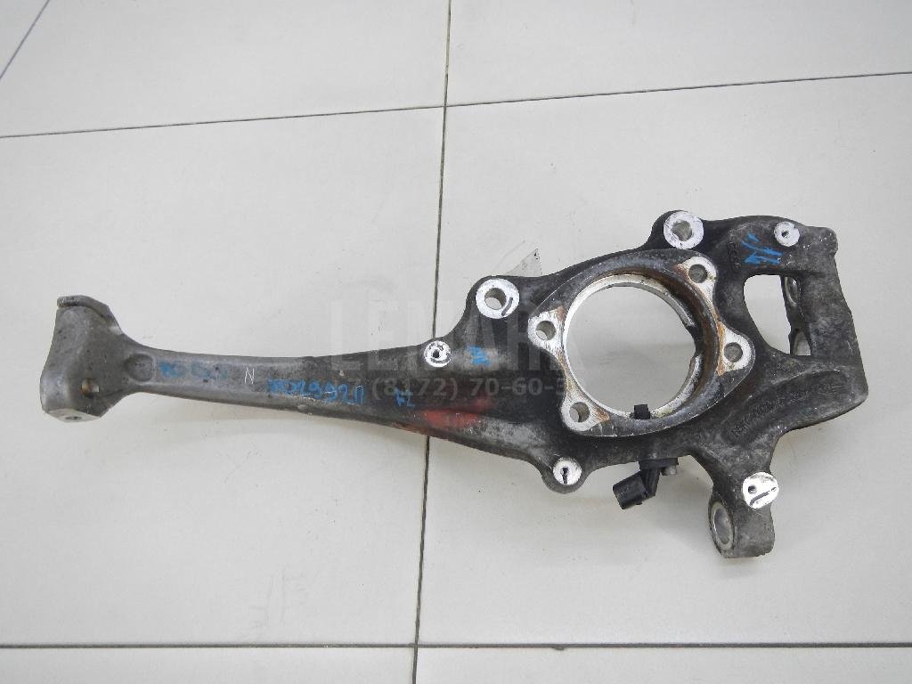 Кулак поворотный передний левый