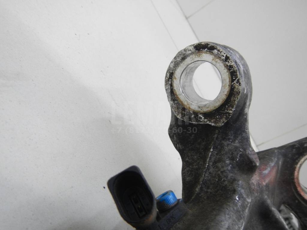 Кулак поворотный передний левый