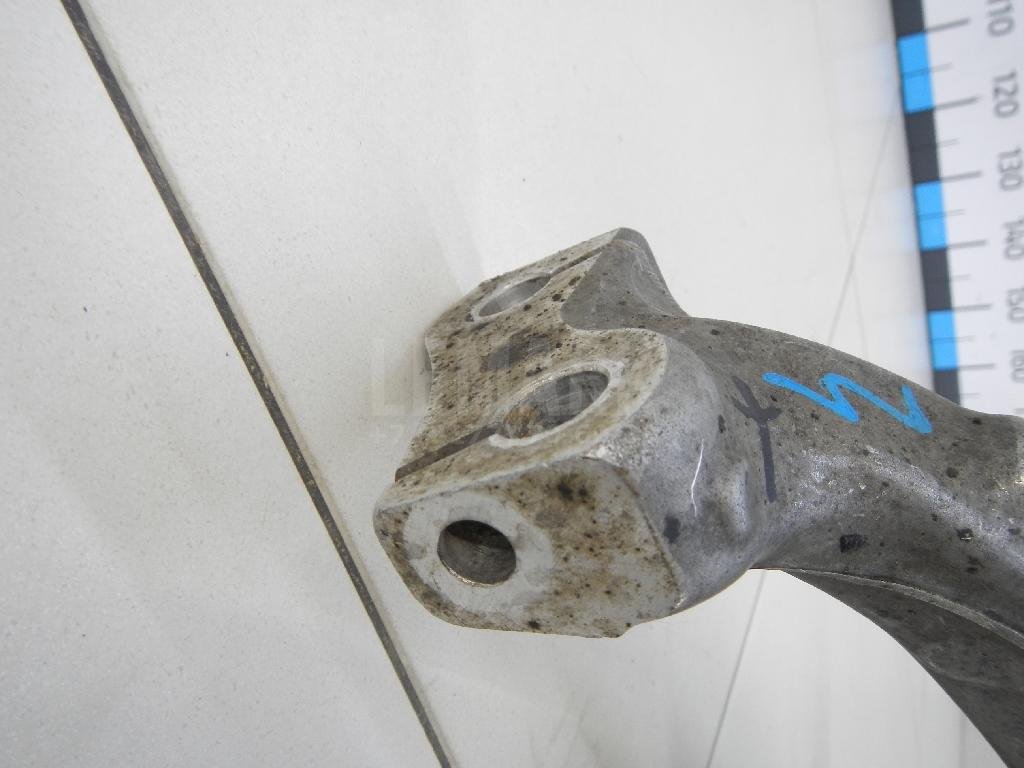 Кулак поворотный передний левый