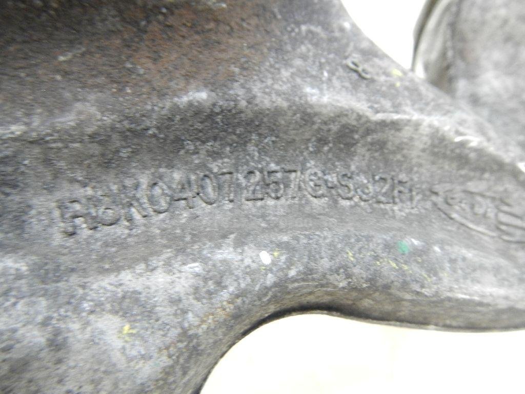 Кулак поворотный передний левый