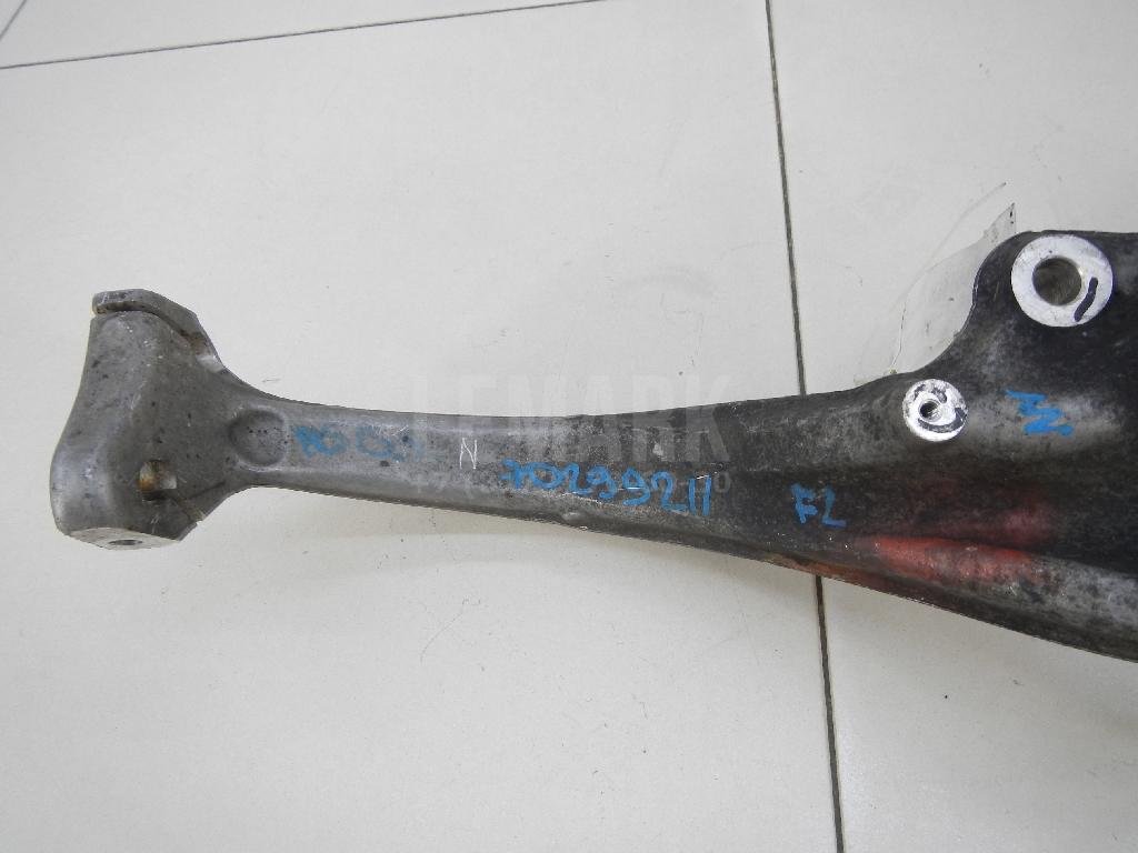 Кулак поворотный передний левый