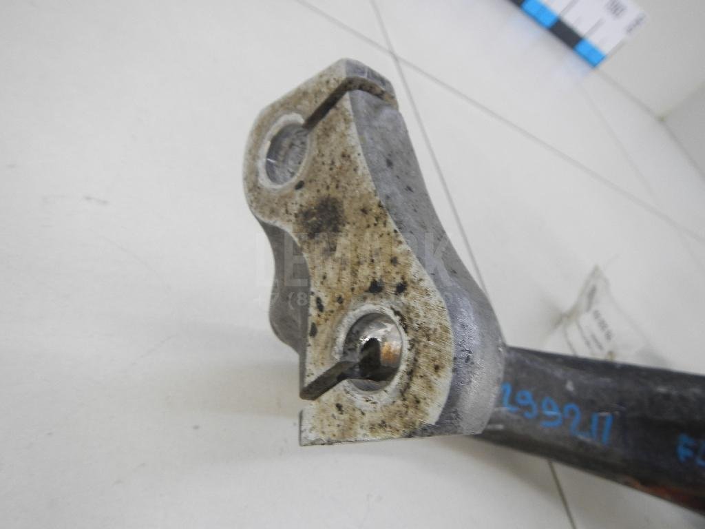 Кулак поворотный передний левый