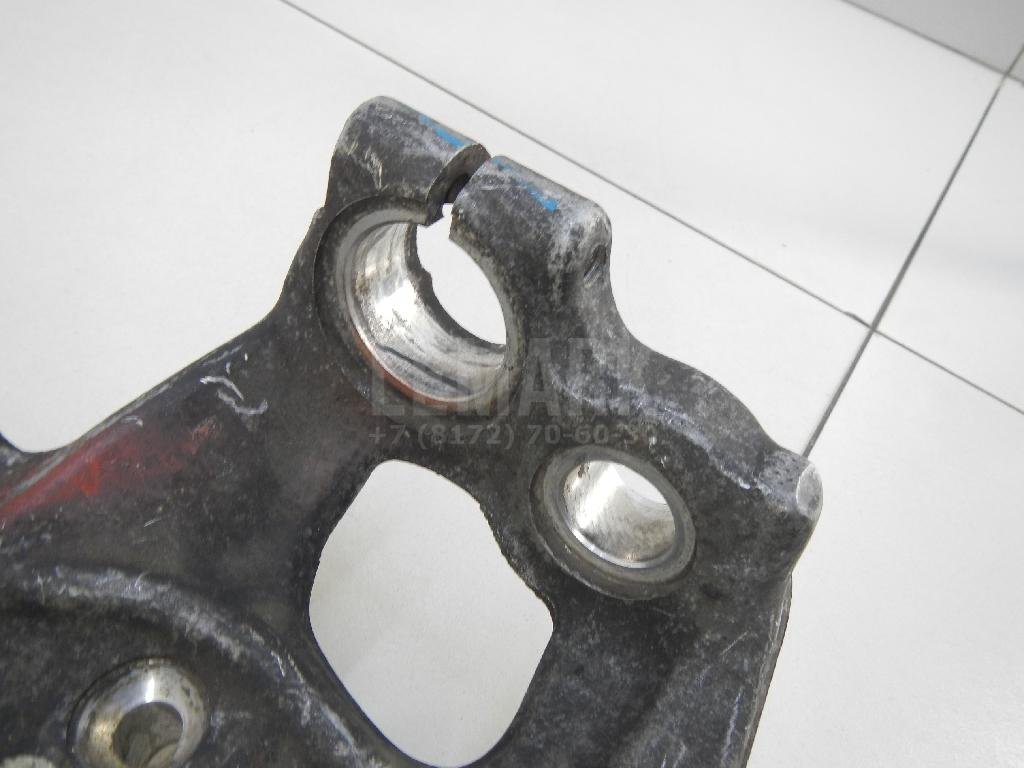 Кулак поворотный передний левый