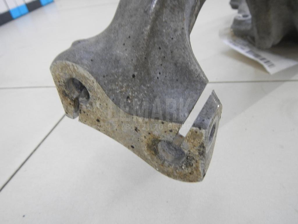 Кулак поворотный передний правый