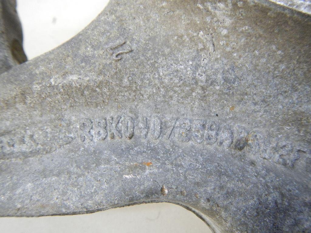 Кулак поворотный передний правый