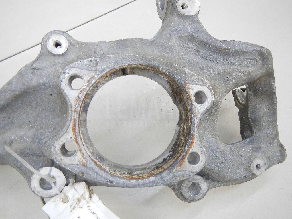 Кулак поворотный передний правый