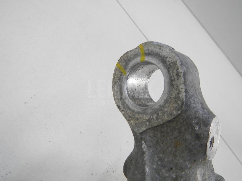 Кулак поворотный передний правый