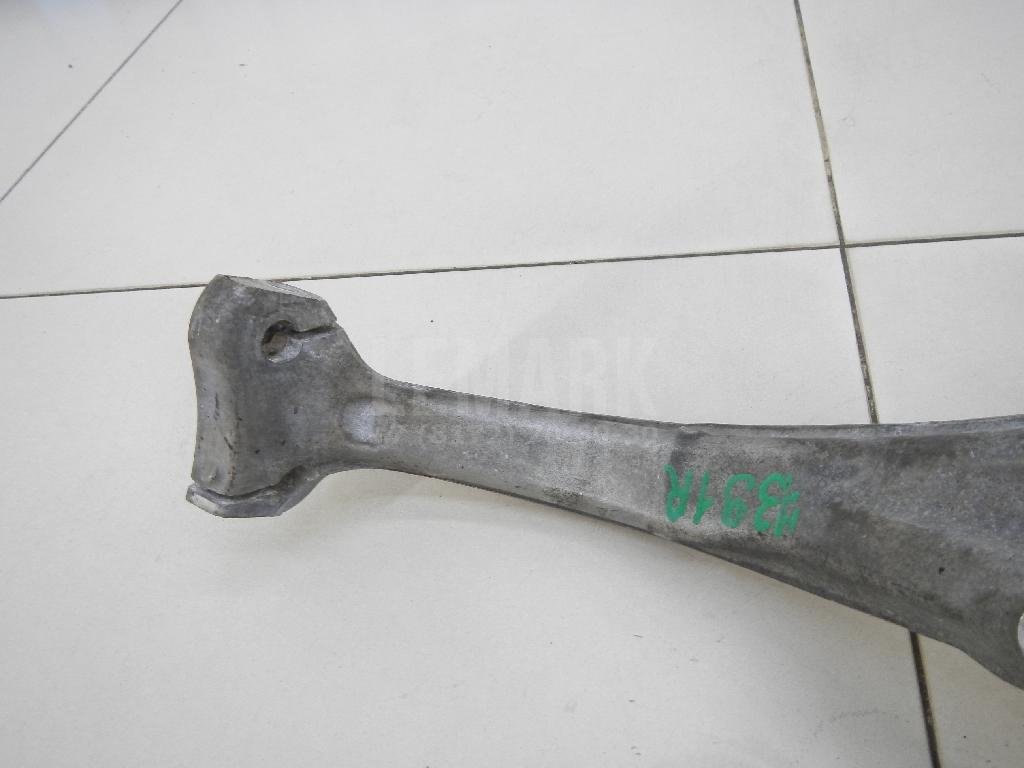 Кулак поворотный передний правый