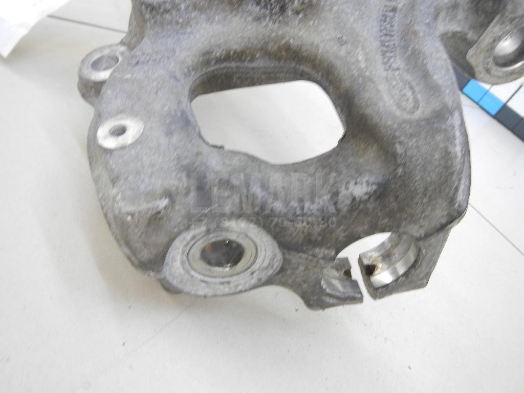 Кулак поворотный передний правый