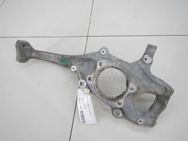 Кулак поворотный передний правый