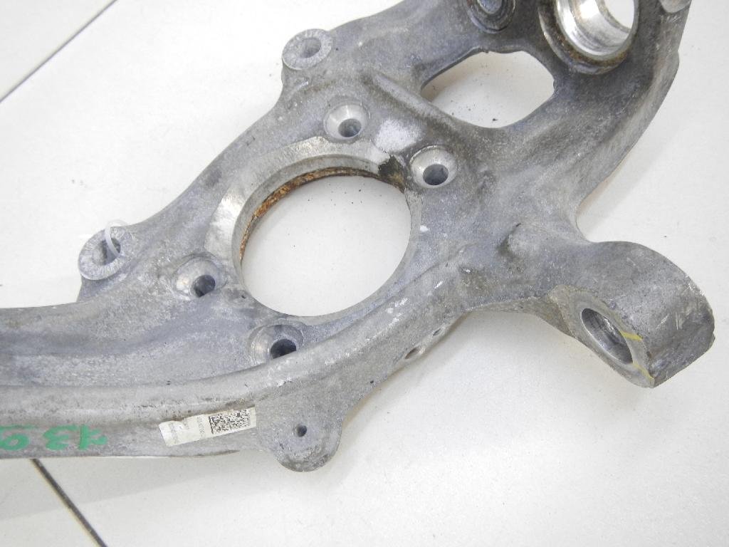 Кулак поворотный передний правый