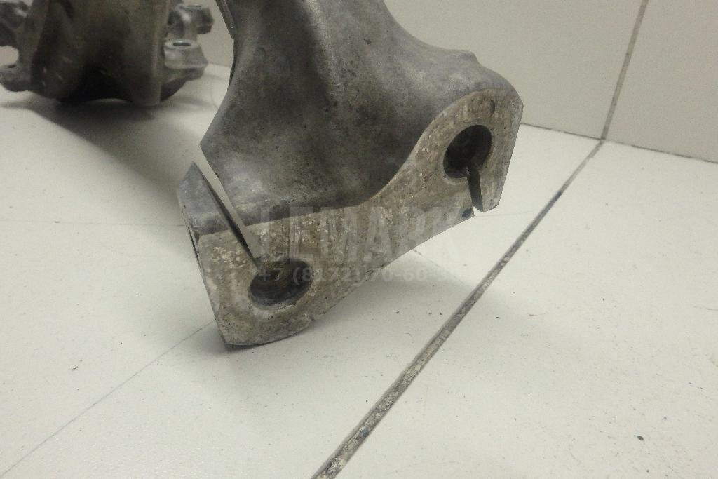 Кулак поворотный передний левый