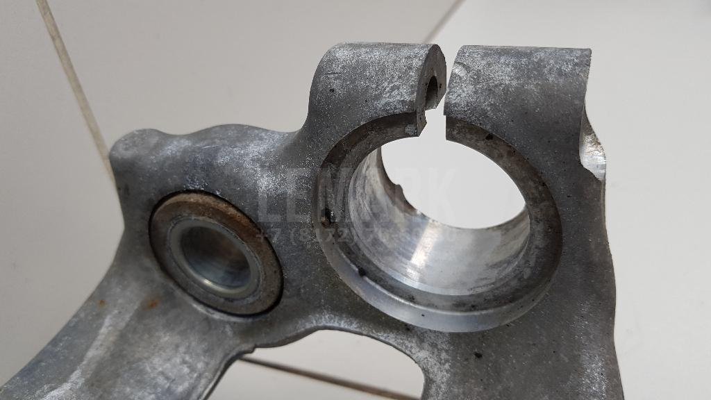 Кулак поворотный передний правый