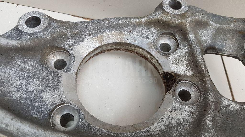 Кулак поворотный передний правый