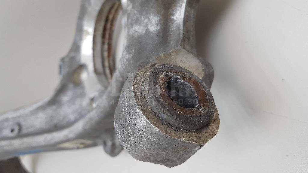 Кулак поворотный передний правый