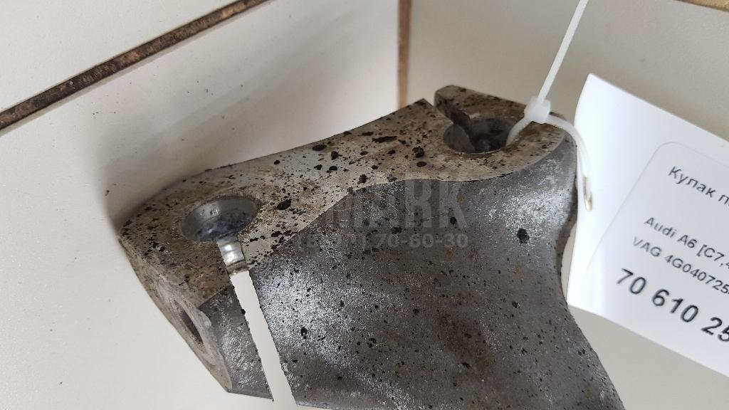 Кулак поворотный передний правый