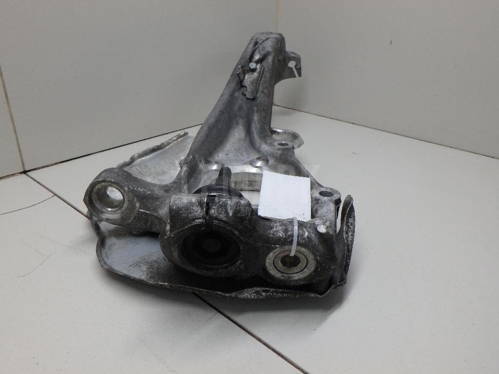 Кулак поворотный передний правый