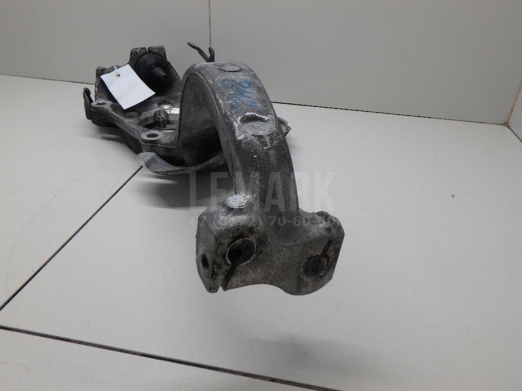 Кулак поворотный передний правый