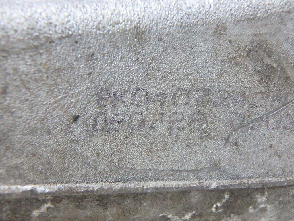 Кулак поворотный передний правый