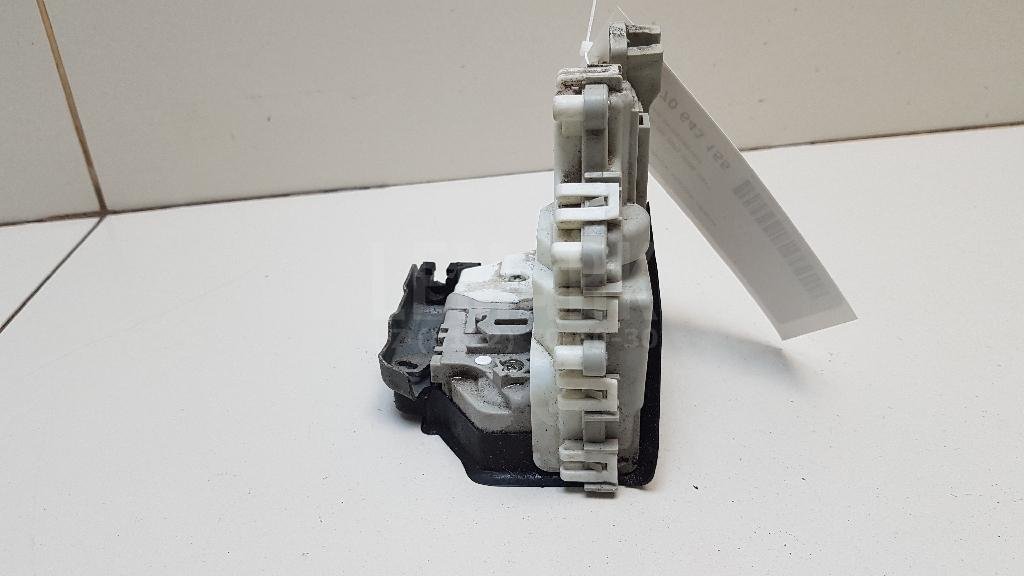 Замок двери задней левой