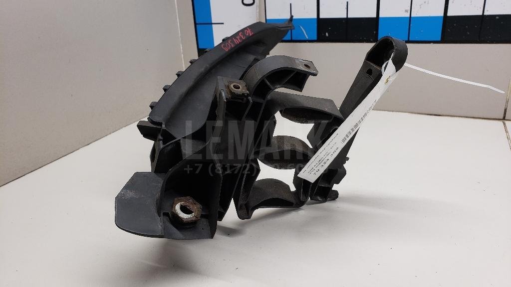 Кронштейн фар правый