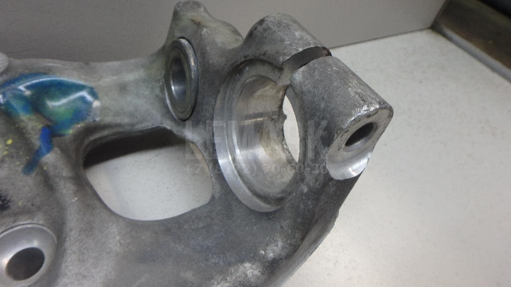 Кулак поворотный передний правый