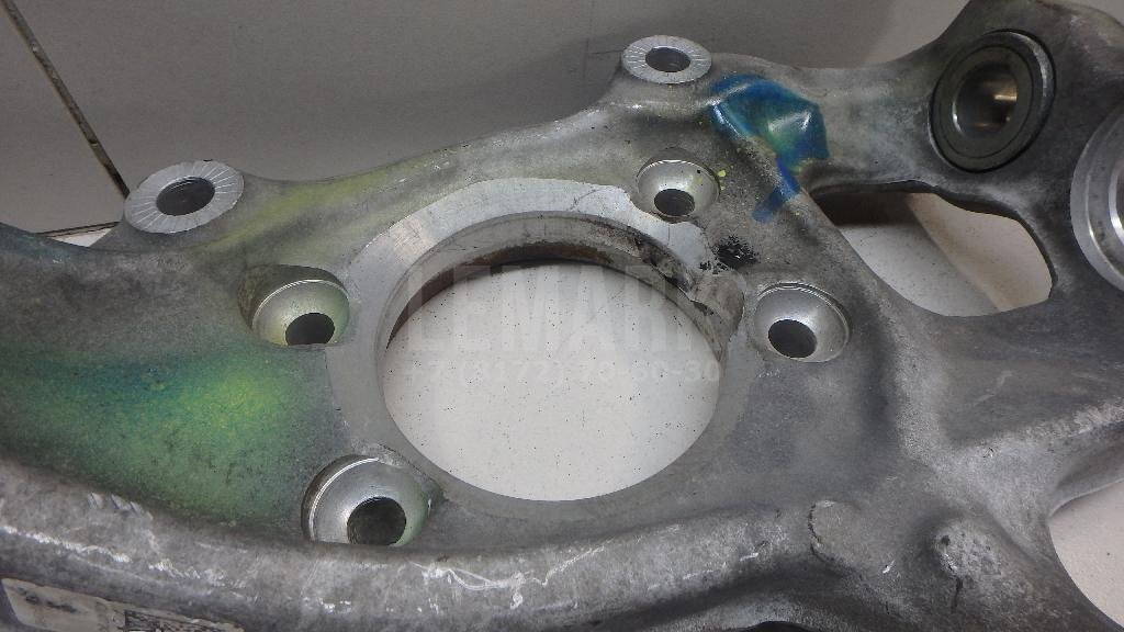 Кулак поворотный передний правый